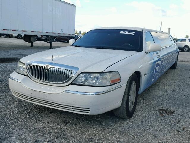 2007 White Lincoln Town Car E front left view